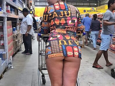 Gostosa no supermercado de vestido curto