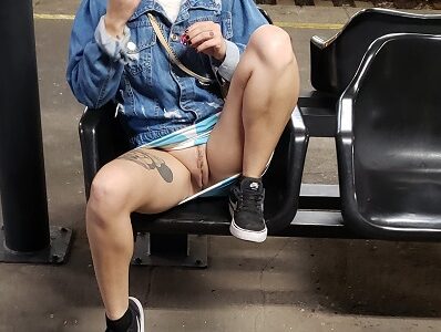 Novinha tatuada gostosa sem calcinha