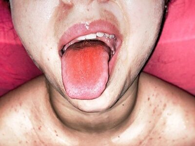 Esposa safadinha gosta de porra na cara